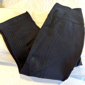 Lululemon Athletica Cropped Yoga Legging - Size 4 - Color Black - LIKE NEW